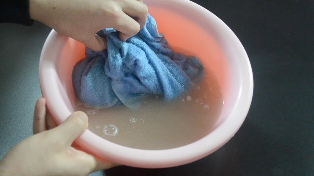 毛巾脏别再洗衣液洗,洗的时候加一点它,洗完的毛巾就跟新的一样