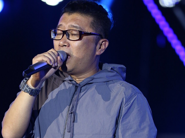 庞龙的《两只蝴蝶》,纯情的歌词,让歌者都泪流满面