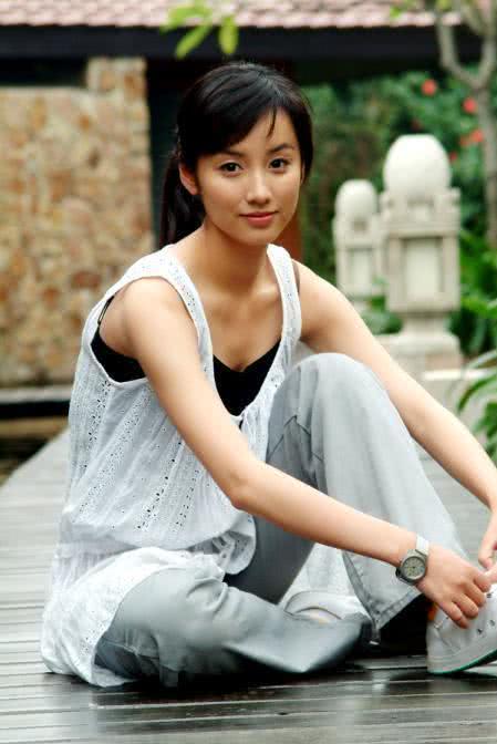 一直觉得吕一不算美,直到看见她跟佟丽娅的合照