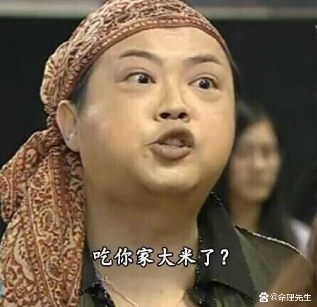 鸟嘴,也就是嘴巴尖尖像鸟嘴一样,给人一种攻击性很强的感觉,说话轿