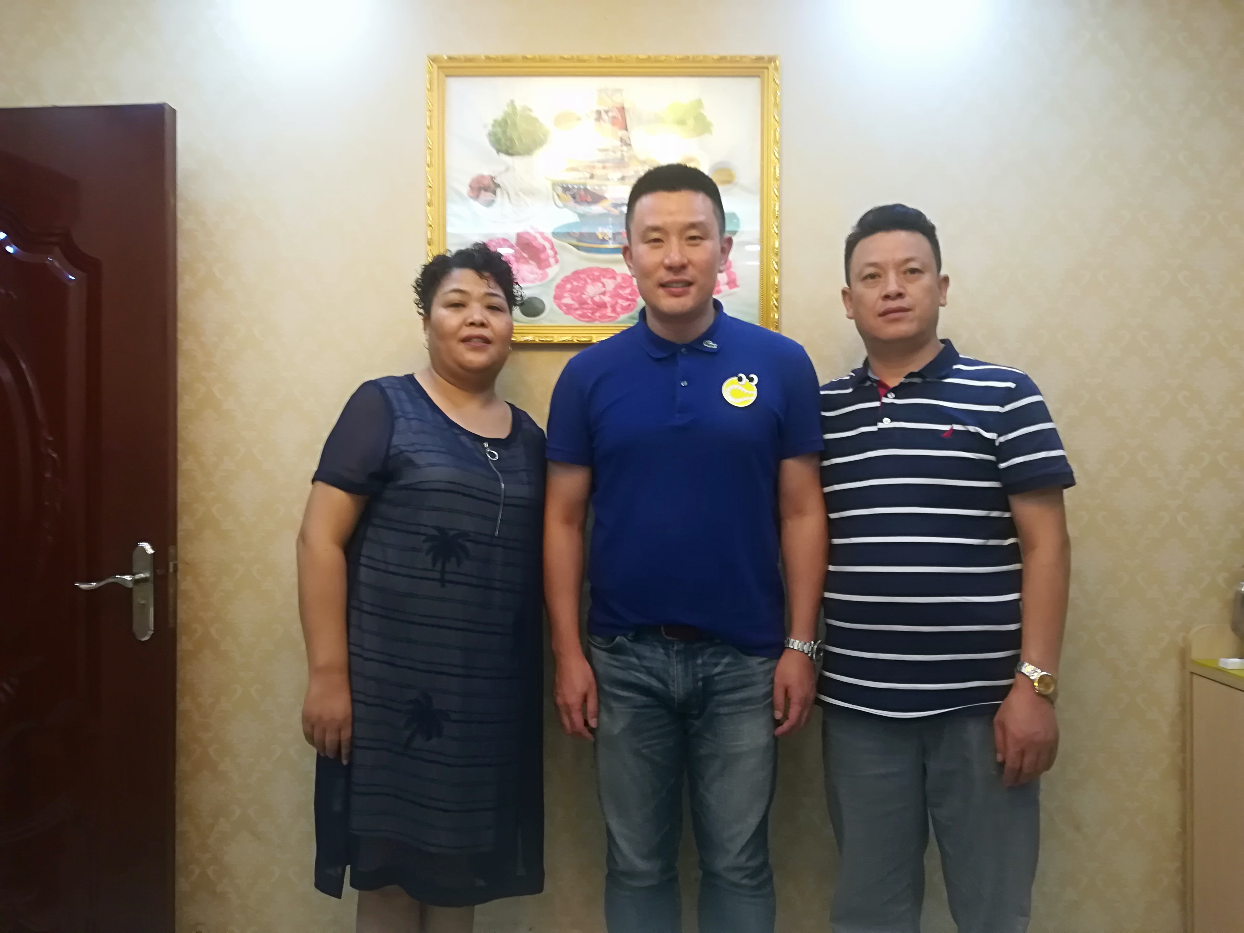 湖北经视主播江涛莅临汉口穆斯林餐厅尝鲜