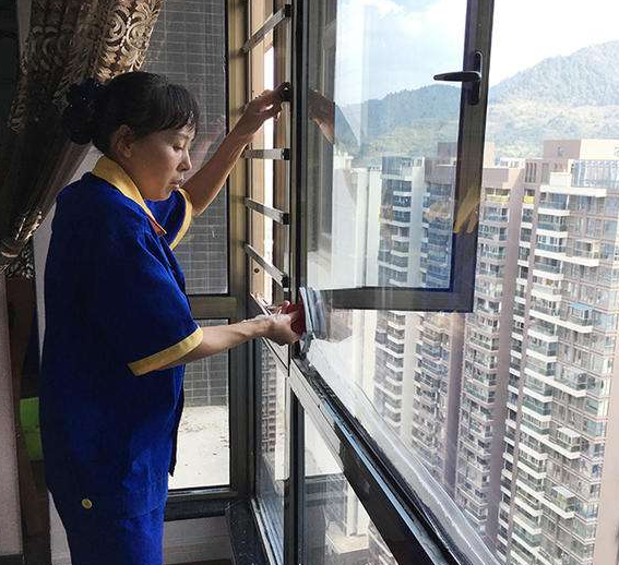 过年大扫除,擦玻璃太费劲?别担心,教你3个小妙招,透亮不沾灰