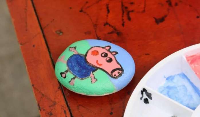 大学生在石头上画小猪佩奇,是怎么样的一种体验?