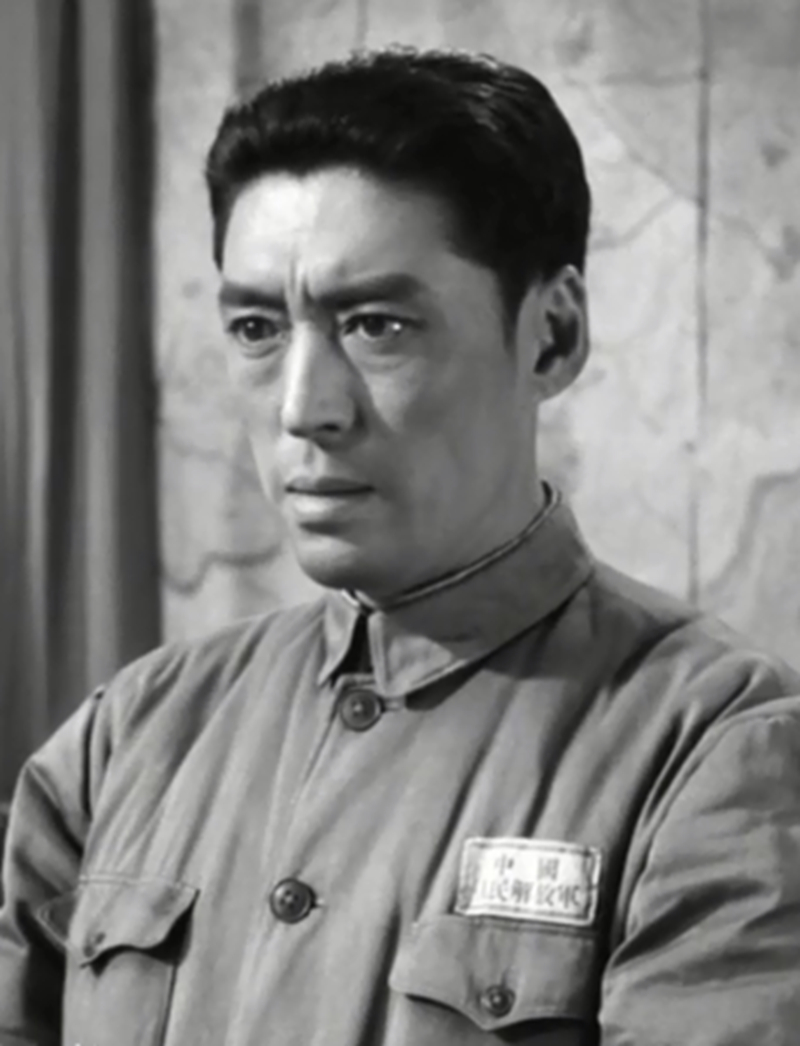 他是《红日》沈振新军长,英俊潇洒,与赵丹白杨秦怡一同进入上影