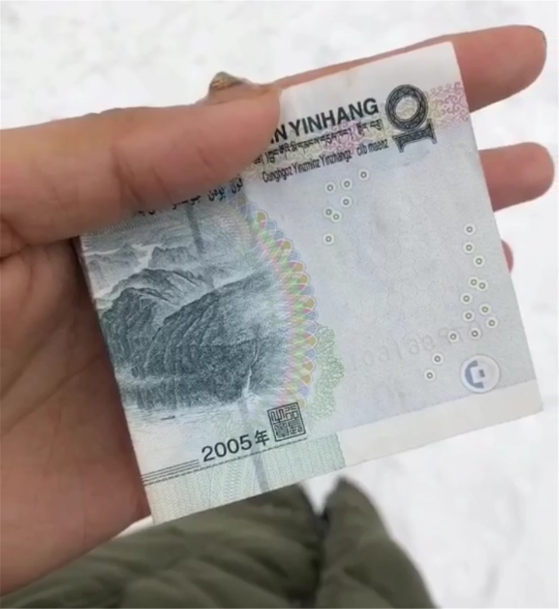 流浪狗叼着十块钱给路人,狗:拿上这十块钱,快去给我买火腿肠