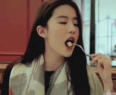 刘亦菲吃饭被拍,看清她盘子里的食物,网友:难怪体重不到80斤