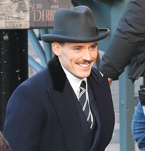 希里安·墨菲变英伦小王子街头,与搭档并肩拍戏实力演绎哥俩好