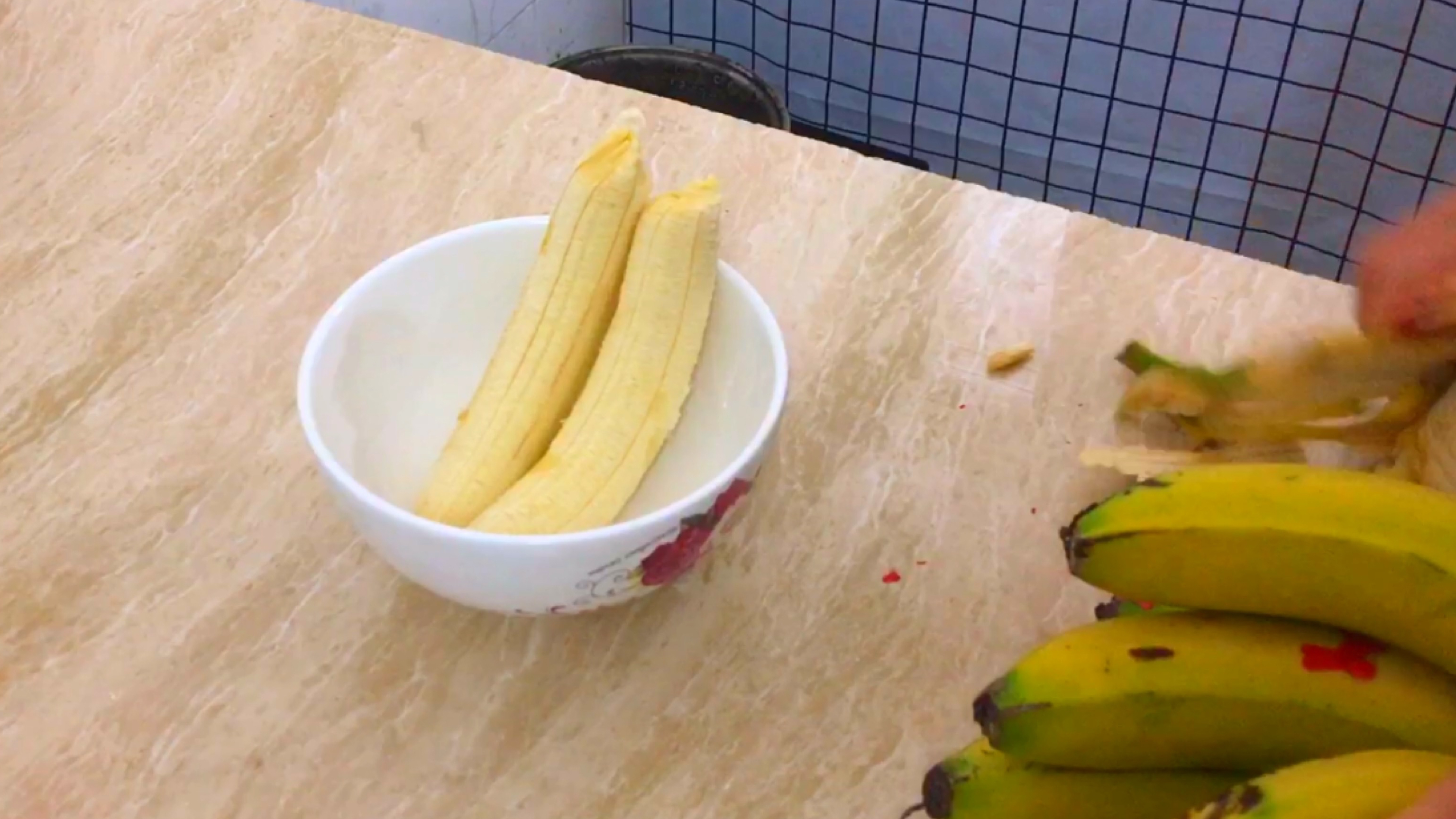 别以为香蕉只能当水果吃,农村大叔加入鸡蛋面粉,上锅一蒸超好吃