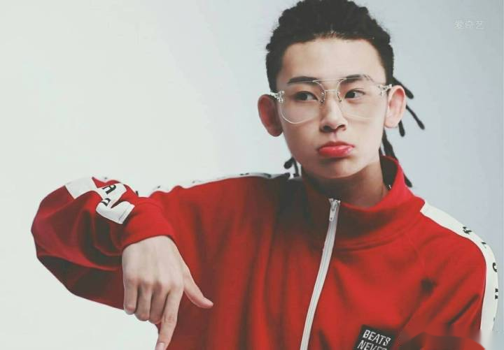 王琳凯大规模脱粉,鲁芳岐被公司解聘,恋爱的代价太大?