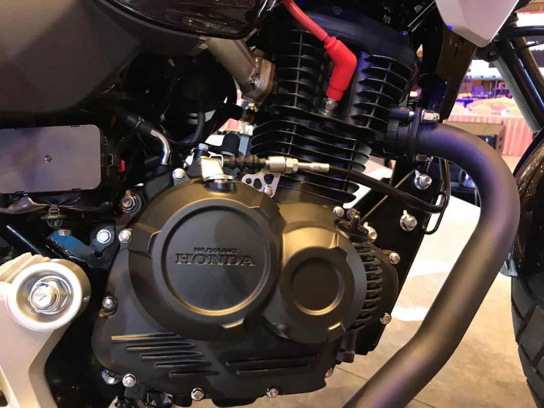 cb190ss动力系统和cb190r采用同一平台,184cc单缸风冷发动机,在配置上