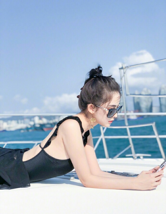 古力娜扎度假海滩,po出性感泳照,网友怒赞好美