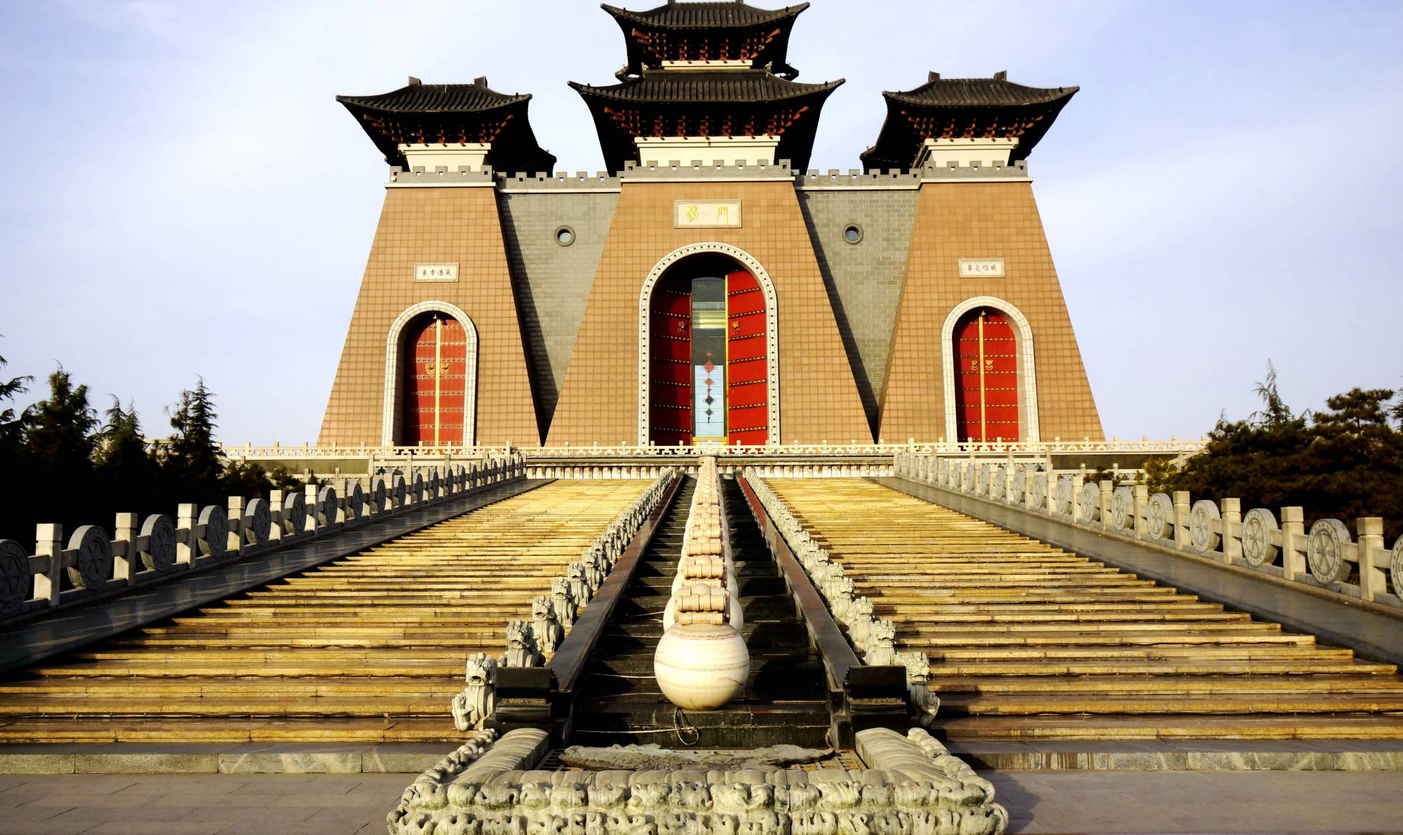 它被称为"天下第一门",高度达50米,就在我国的这个地方!