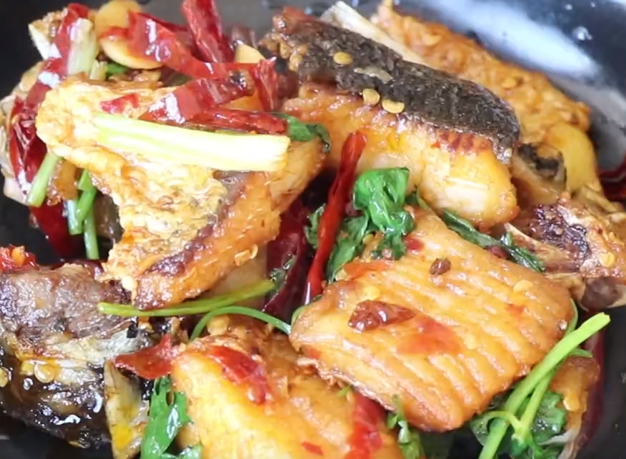 香辣草鱼最好吃的做法,肉质鲜嫩饱满,入口即化的感觉!