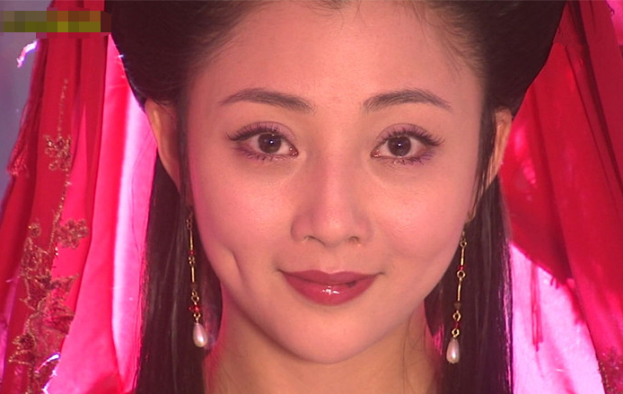 《大人物》透过红盖头上垂落的流苏,倩宁笑容甜美.