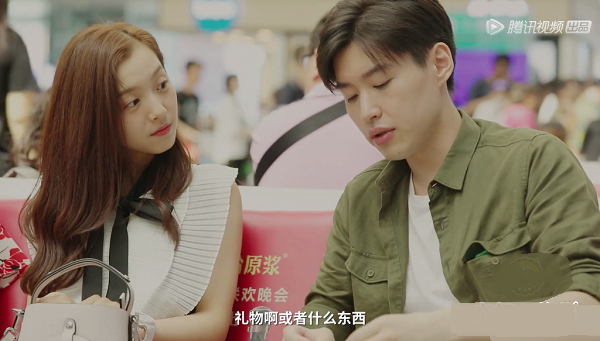 胡金铭与周游同喝一杯饮料还帮周游涂防晒霜,举止超亲密,好甜!