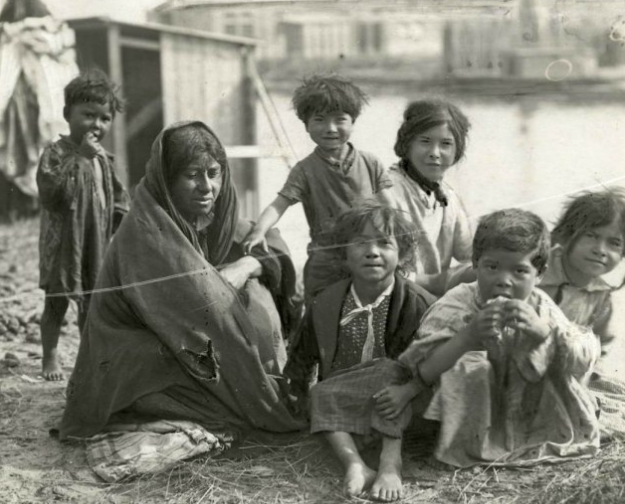 【二战老照片:二战前欧洲"吉普赛人"的流浪生活,图3小女孩抽烟】在所