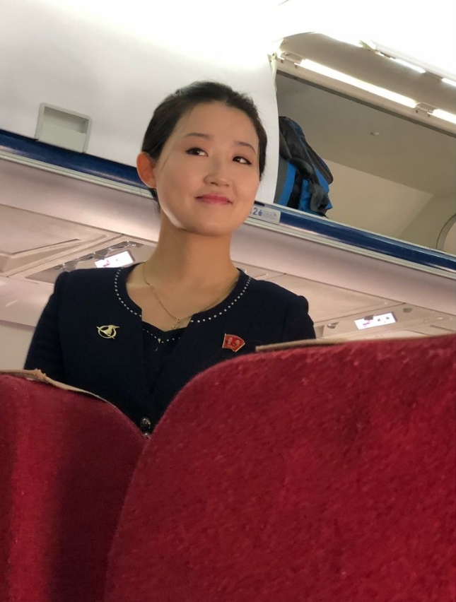 图为朝鲜某涉外餐厅的女服务员,浓眉大眼,五官精致.