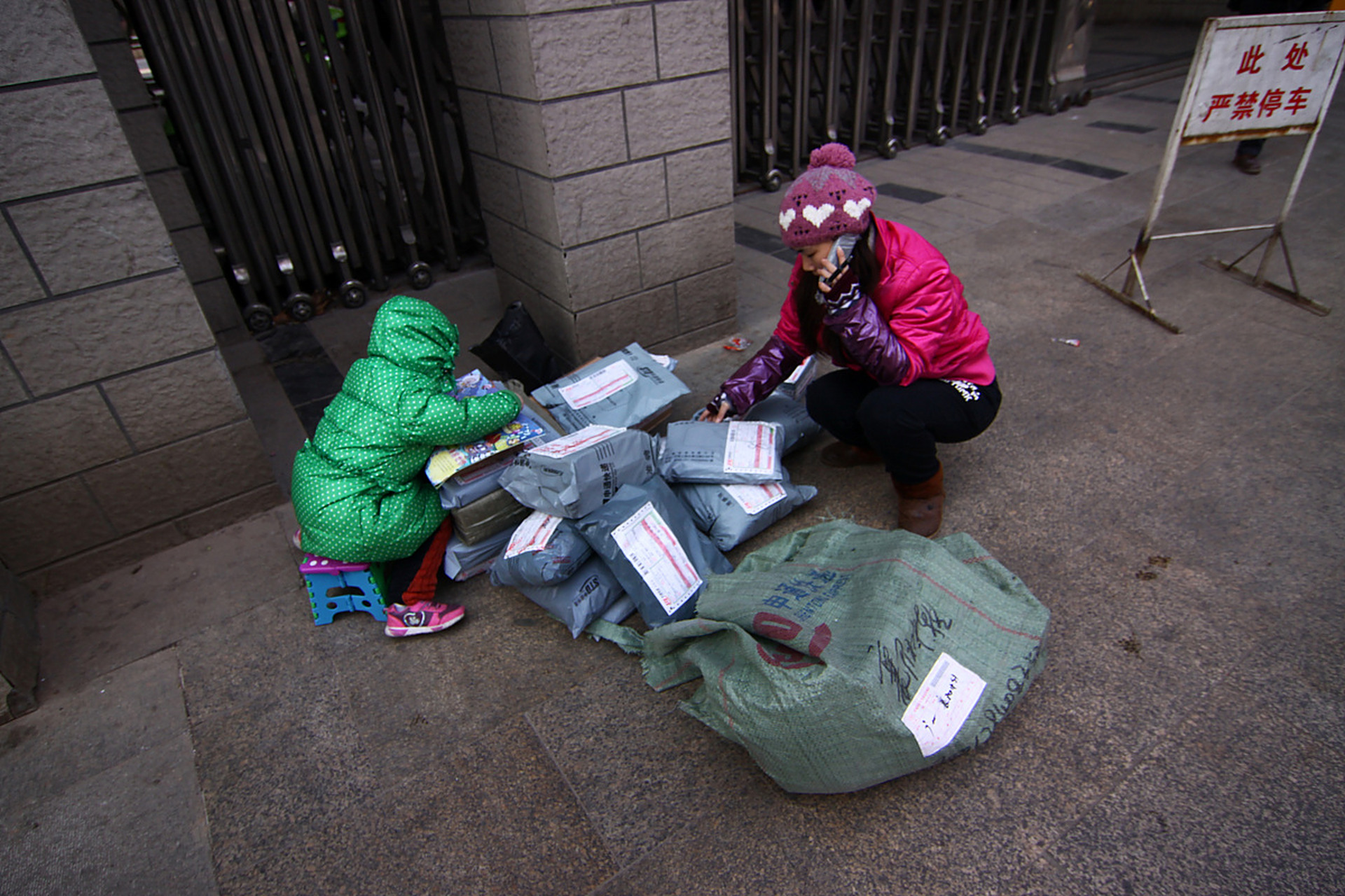 小哥取快递时遇到3岁娃独自在家,是怎样的体验?