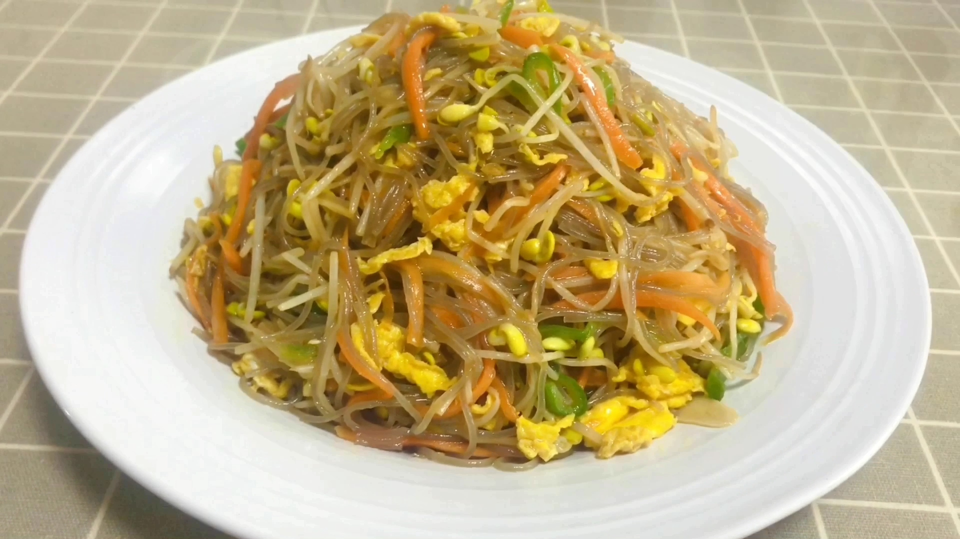 大厨教你黄豆芽炒粉丝这道菜,好吃下饭超简单,赶紧收藏试试吧