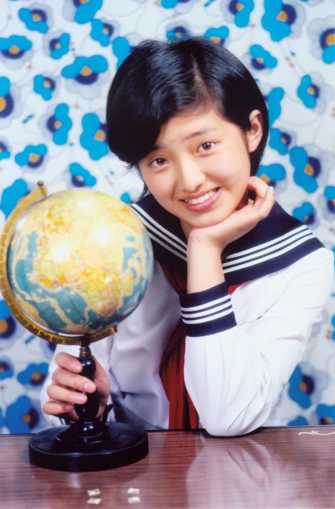 穿着学生装的山口百惠,才真正的显得稚嫩,青涩,小孩该有的样子