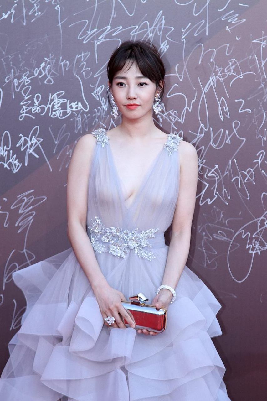 白百何参加活动时的照片被曝光了,她穿着淡灰色的深v领蛋糕礼服裙