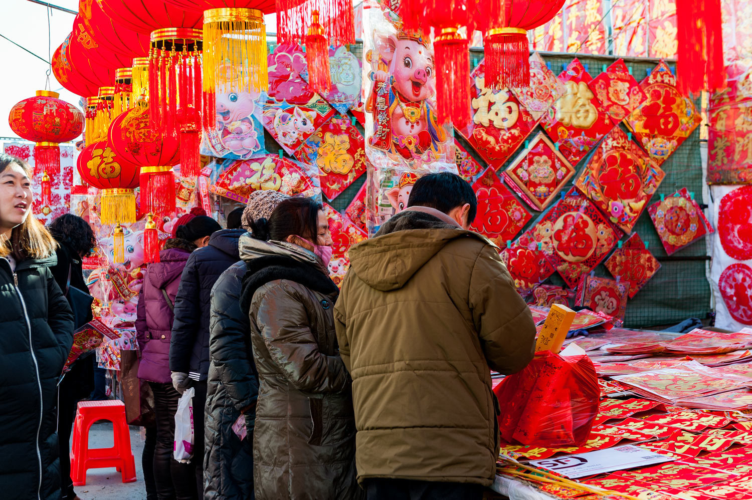纪实摄影:红红火火的春联市场