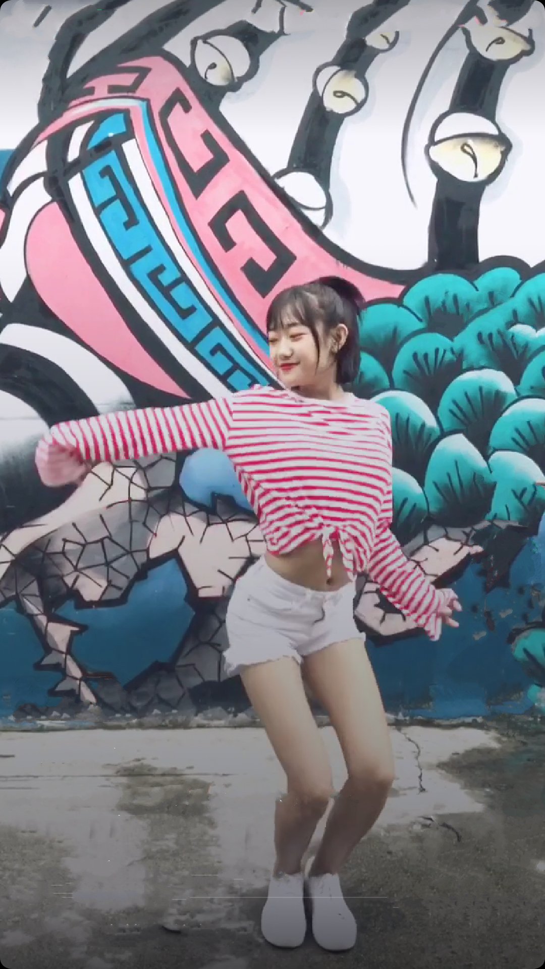 代古拉k狂秀"女友腹",短裤成亮点,网友:这么短都快露了