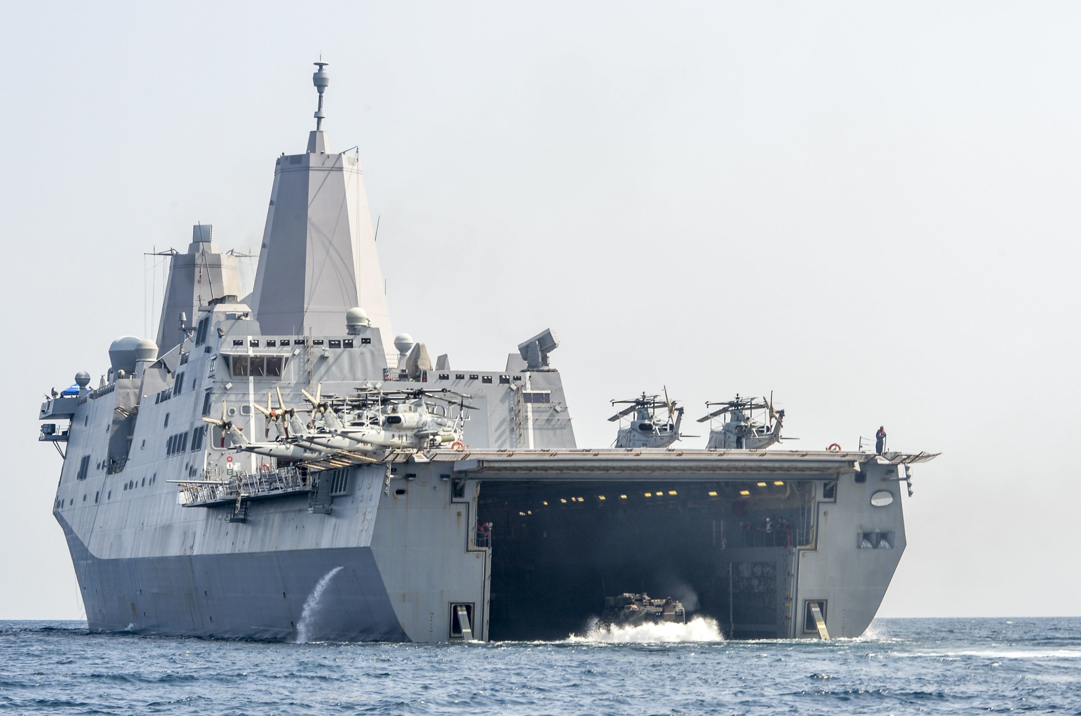 圣安东尼奥级的飞行甲板与机库收容设施进一步扩大,能操作海军陆战队