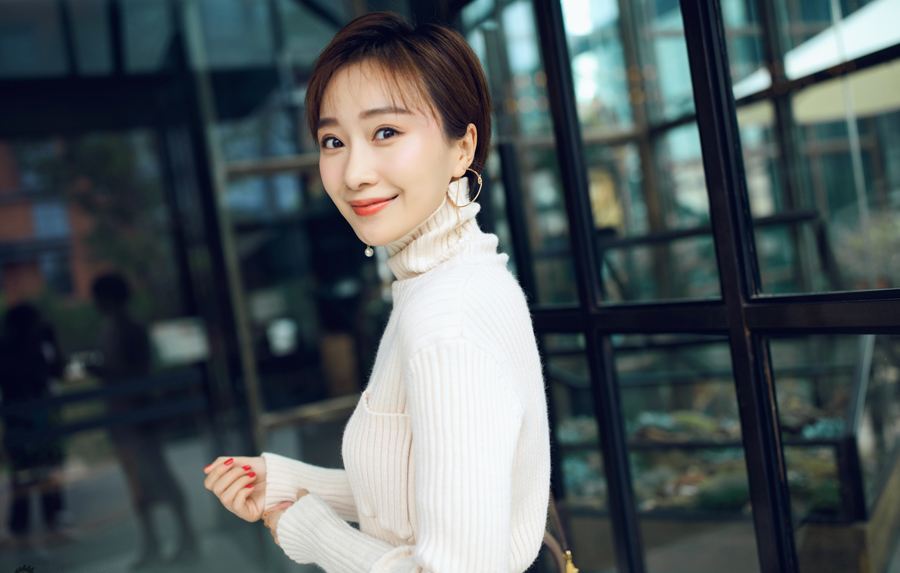 每次出场让人惊艳的"慕容云朵",身材高挑,各种造型都婉约动人