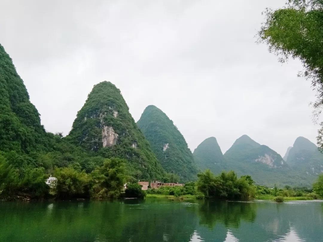 遇龙河的喀斯特地貌形成的山峰宛如一幅画