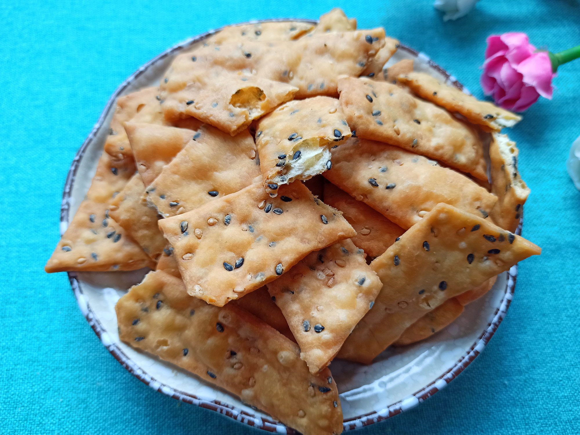 这才是河南炸麻叶的传统做法,酥脆可口,不用加一滴水,越嚼越香