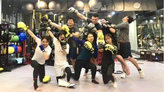 韩博惟挑战拳击网红:我用单手单脚,拍出民间约战最高奖玛莎拉蒂