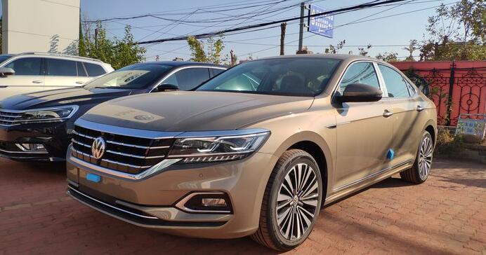 全新香槟金色大众帕萨特顶配版提车,落地30万,对比老款进步明显