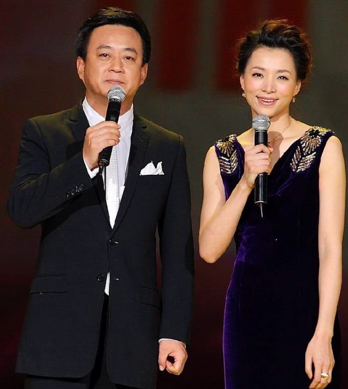 朱军豪宅内景曝光,有一柜子的茶壶,客厅像艺术馆展览,妻子很美