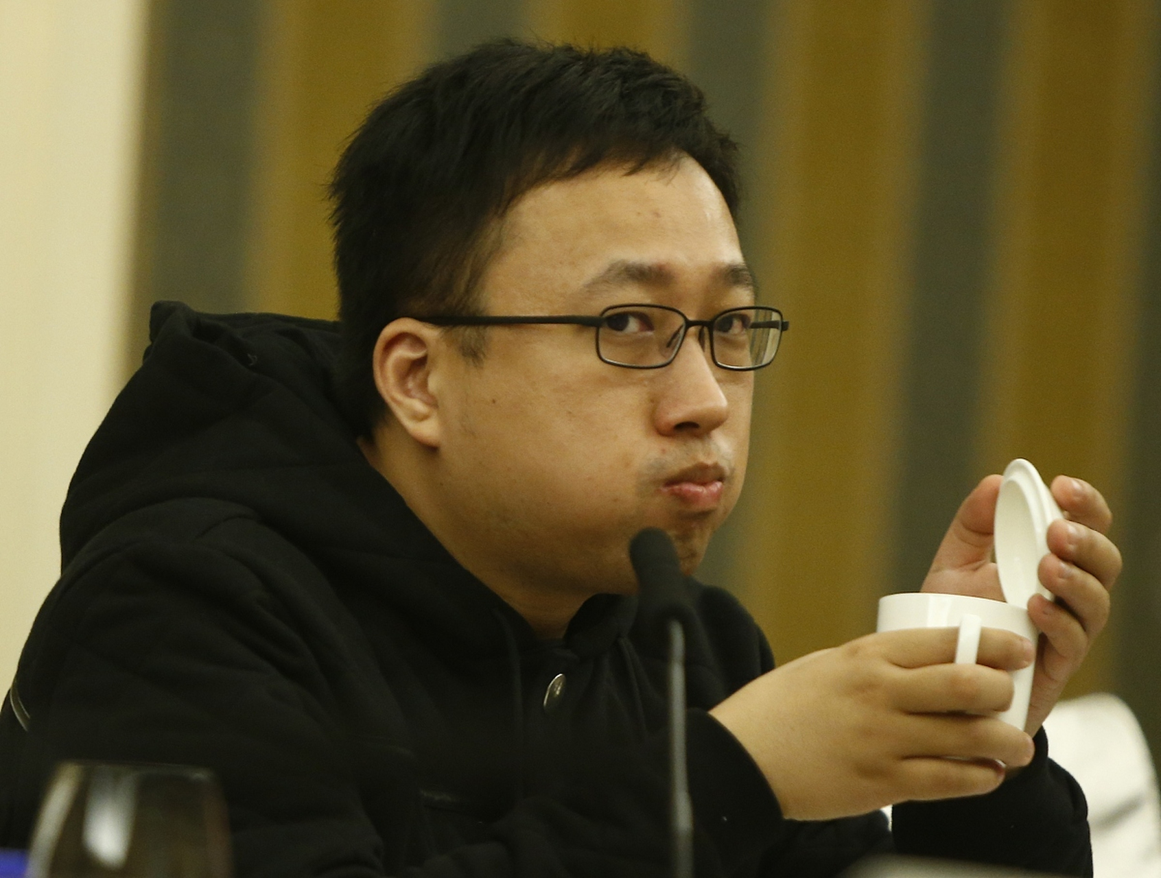 就在于正评论区,一位网友问道:"怎么看待最近王楚然塌房事件?