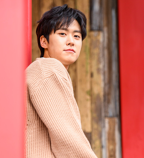 近日,韩国首尔,孔明在接受采访时拍摄了一组写真.