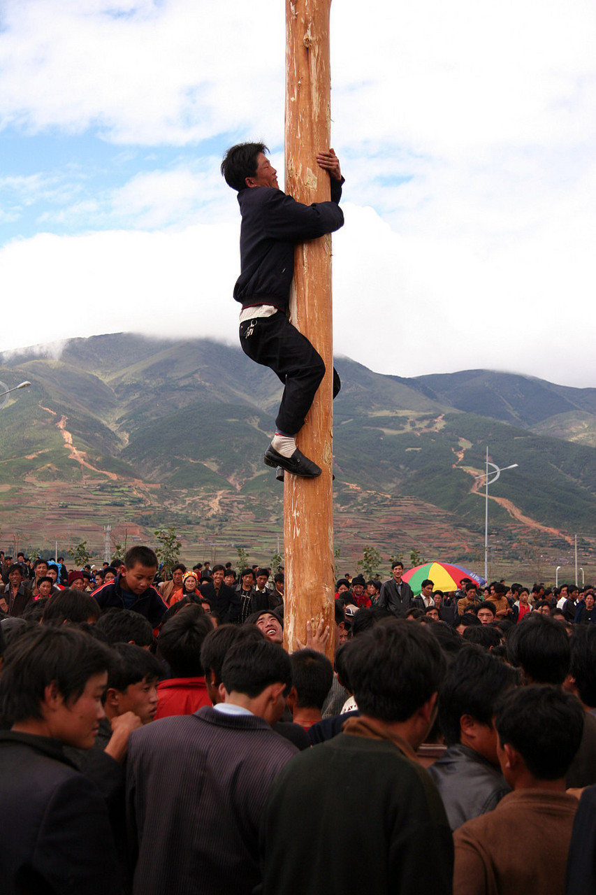 在广西百色隆林各族自治县苗族的传统体育活动中,"爬坡杆"无疑是最引