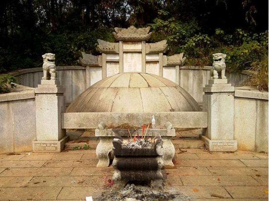 同样参加洋务运动,为何张之洞的墓被毁,而曾国藩的下令封闭?