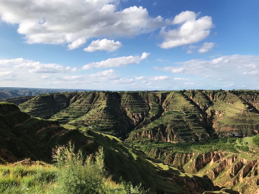 不同的是,庆阳处于黄土高原之巅,其中西峰又是整个庆阳地区的核心地区