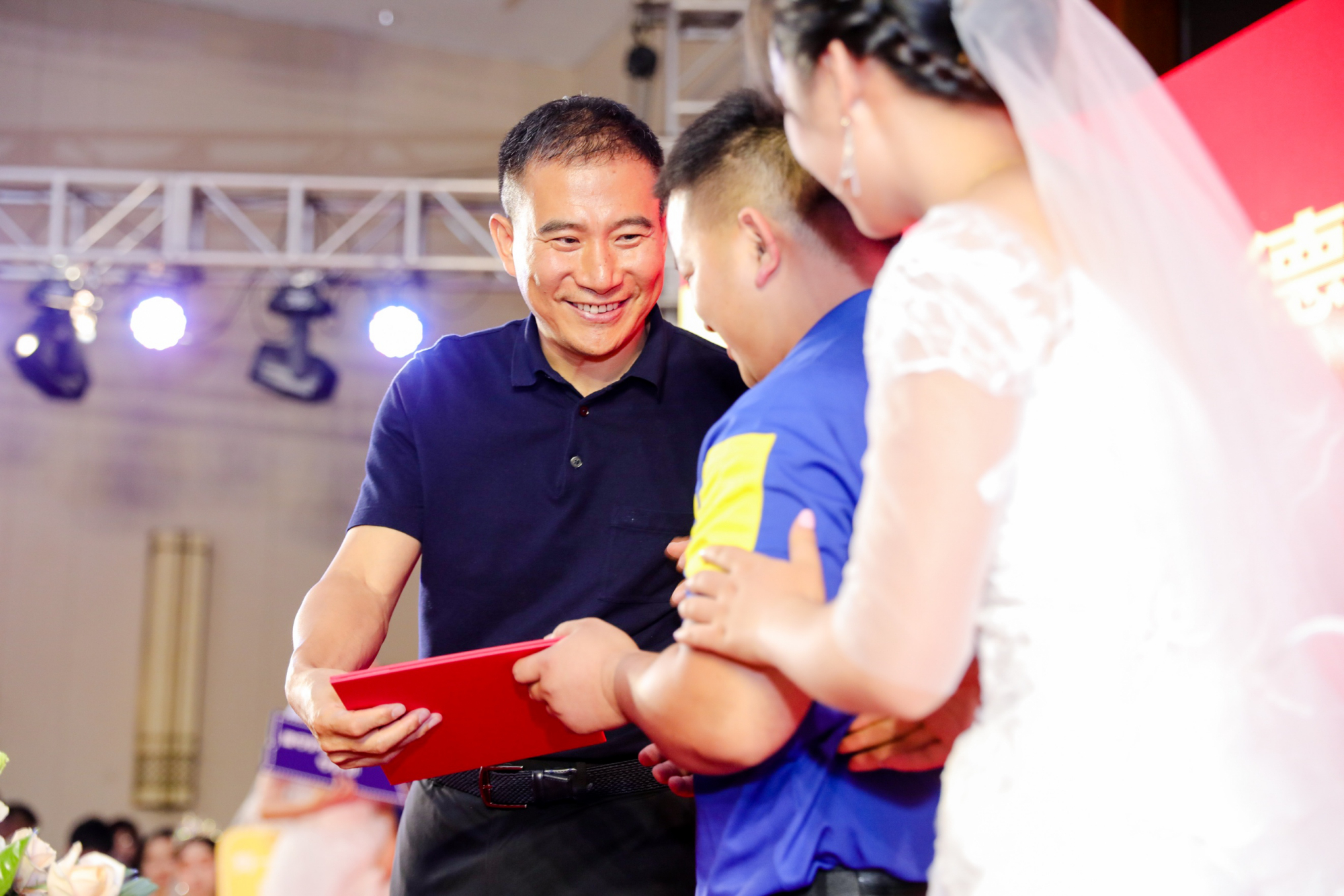 德邦快递崔维星为快递员妻子颁发"递"媳证