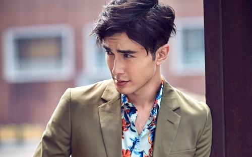 他30多岁才出道,因颜值高被杨幂提拔,从快递员逆袭成