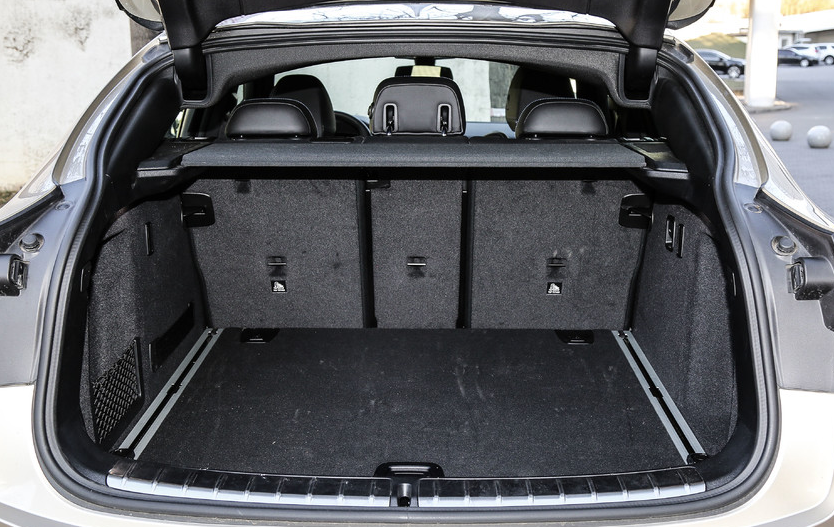 长途时,后备箱可以放一个较大的行李箱加上一个书包还有几个袋子.