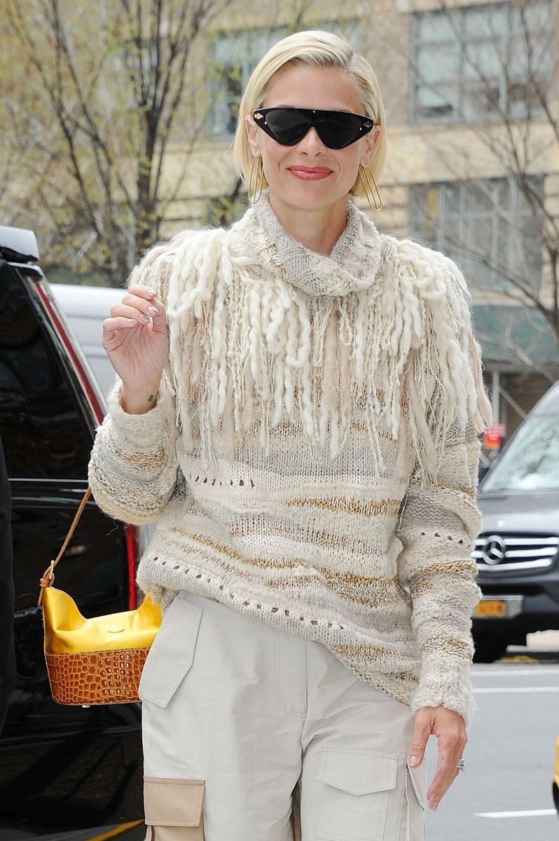 杰米·金街拍:流苏高领毛衣搭配工装裤 拼色包星味十足