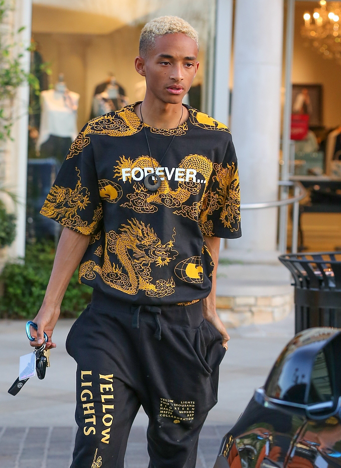 组图:贾登·史密斯"二龙戏珠"衫另类 对镜头比"love"手势