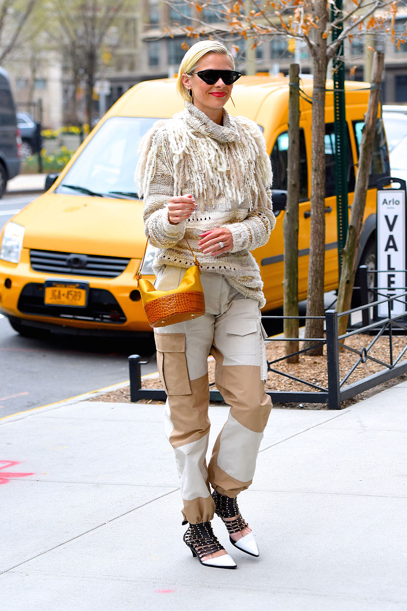 杰米·金街拍:流苏高领毛衣搭配工装裤 拼色包星味十足