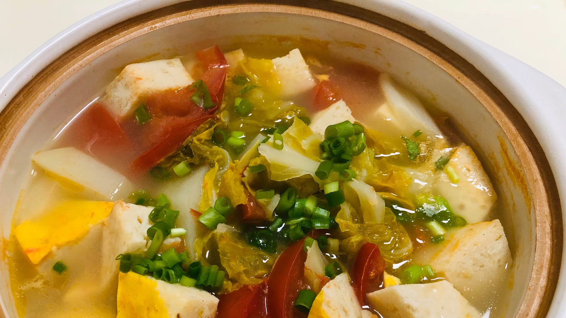 西红柿炖土豆鱼豆腐,有汤又有菜,制作超级简单,味道却超赞