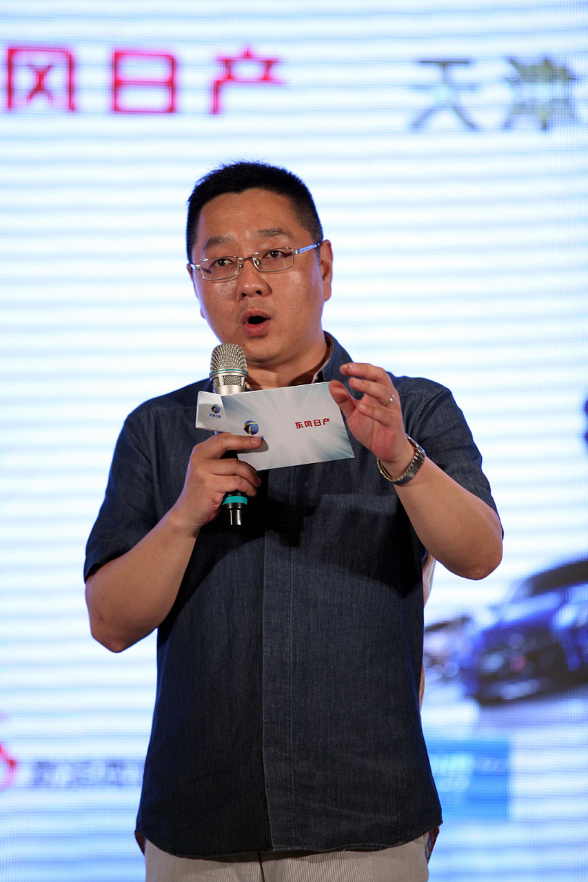 晒健身视频肌肉明显,可脸却更显老了  7月9日,张绍刚晒健身视频,回复