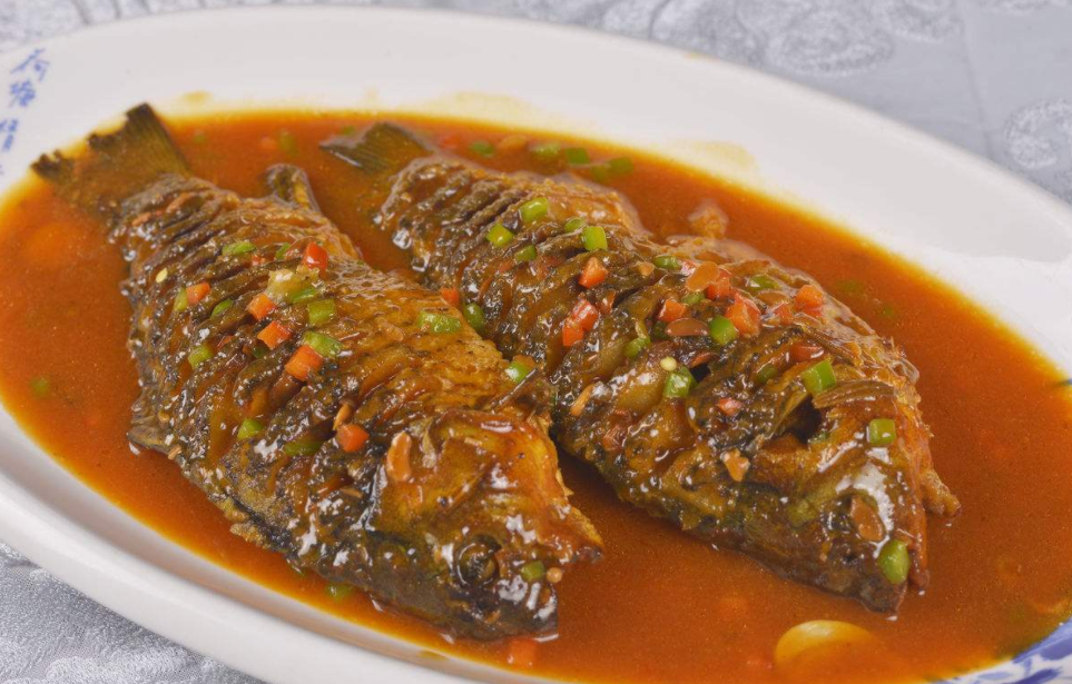 "黄豆酱焖鱼"这道菜不需要在去饭店吃了,在家也能做,非常好吃