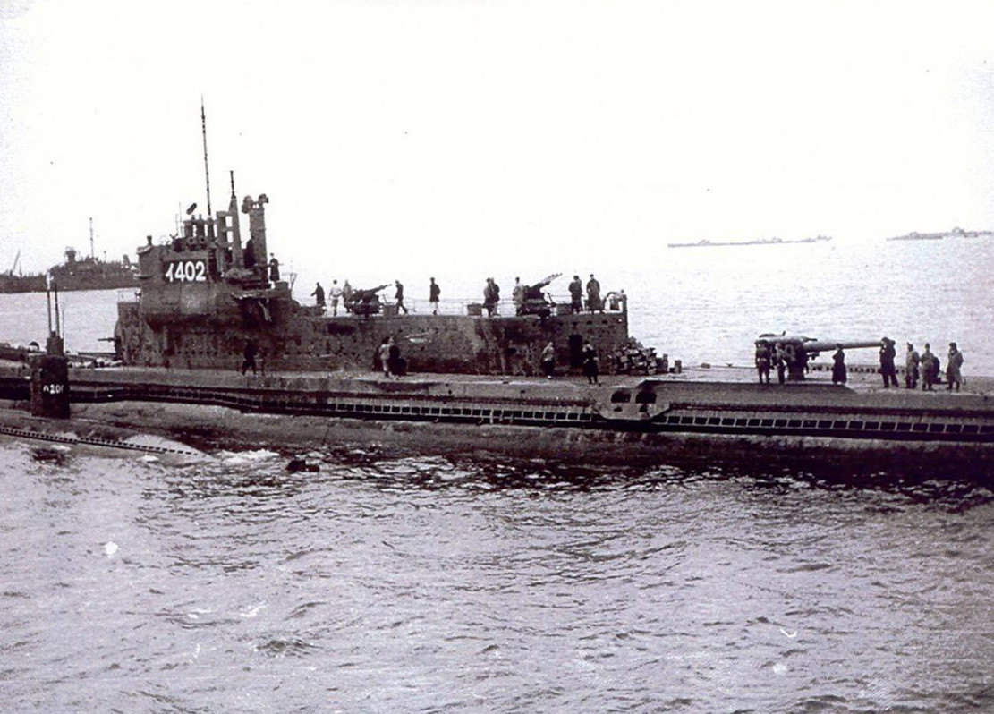 美军飞机开火,伊-400 型潜艇被击中.