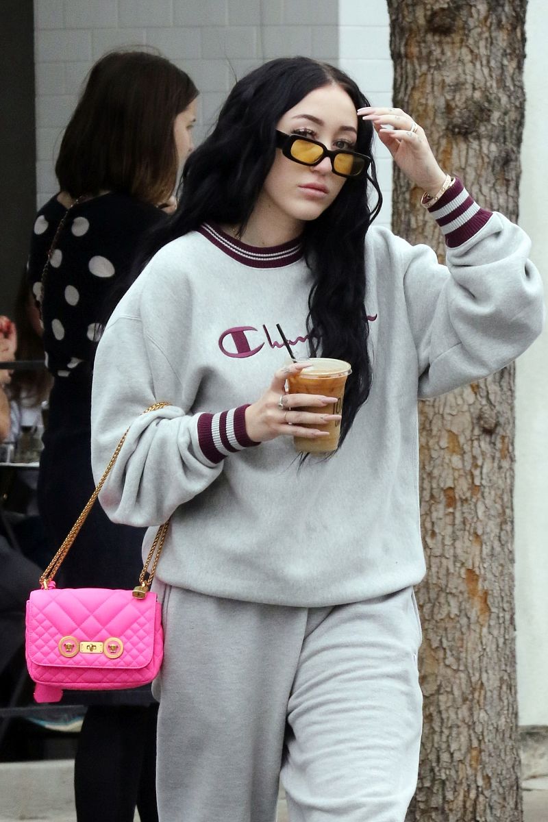 诺雅·塞勒斯街拍:champion运动装acne老爹鞋 versace芭比粉包袋嘻哈